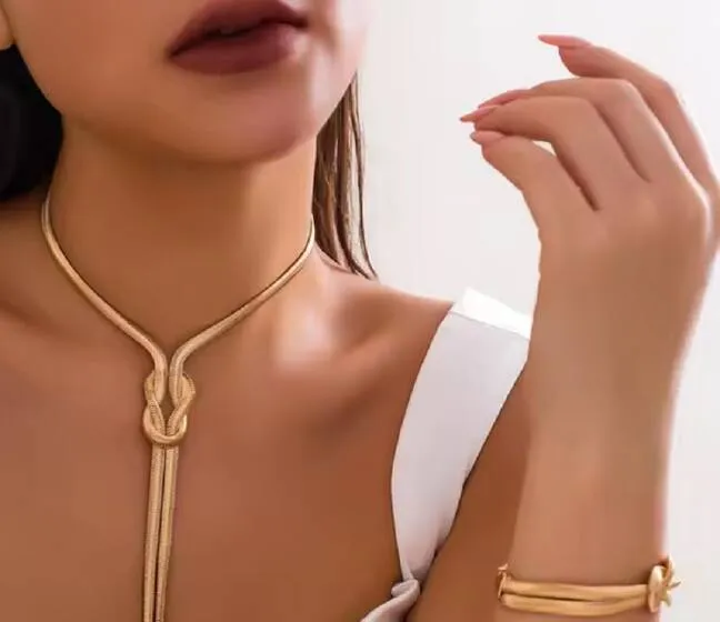 Conjunto Feminino Banhado a Ouro 18K Colar Gravatinha e Pulseira Nó de Amor
